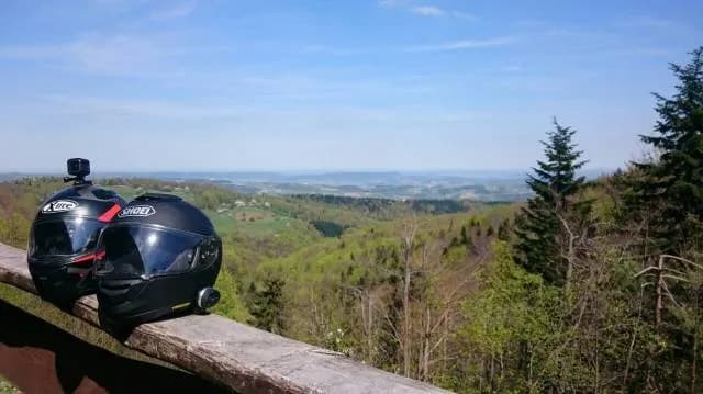 Najlepsze trasy motocyklowe w Krakowie – odkryj malownicze widoki