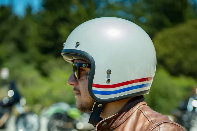 Jaki kask motocyklowy na początek? Wybierz bezpieczny i komfortowy model