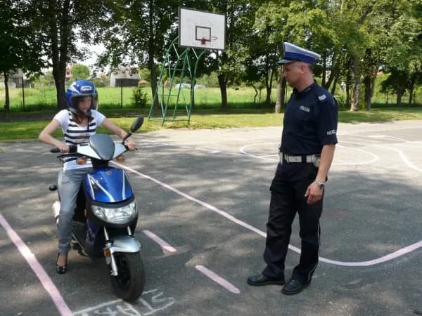 Czy karta rowerowa uprawnia do jazdy motorowerem? Sprawdź prawdę