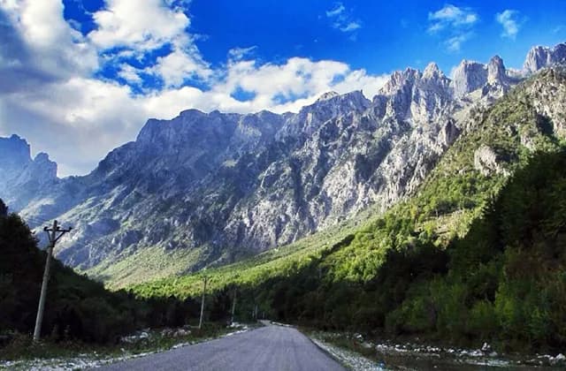 Najpiękniejsze trasy motocyklowe w Albanii, które musisz przejechać