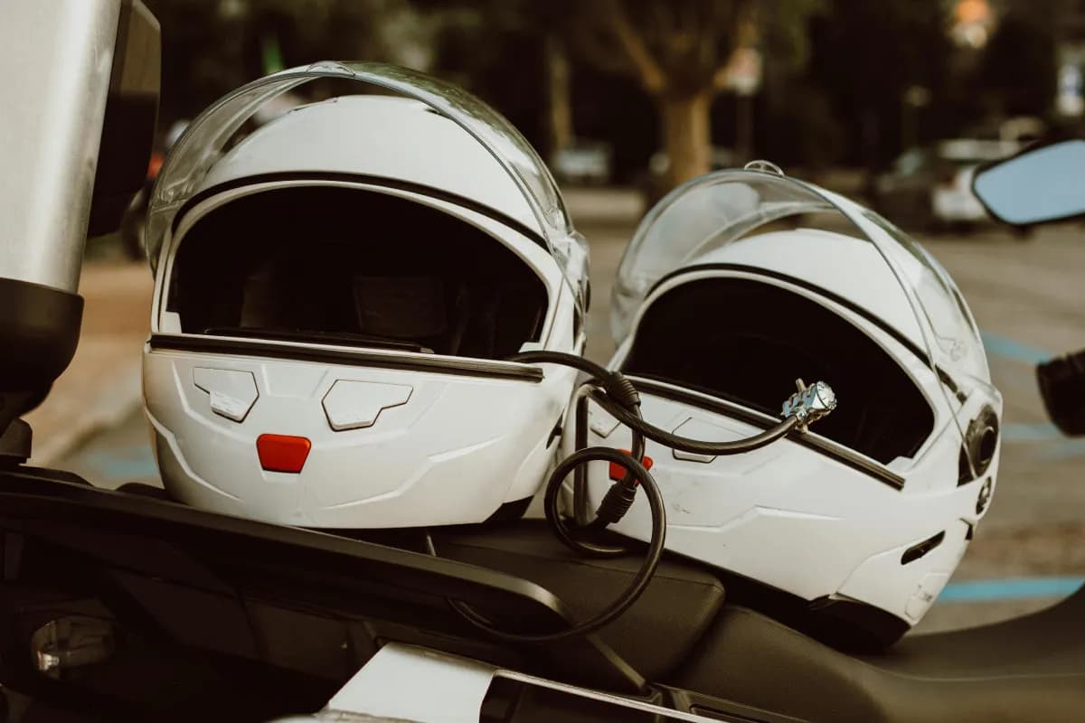 Jak wybrać kask motocyklowy, aby zapewnić sobie maksymalne bezpieczeństwo