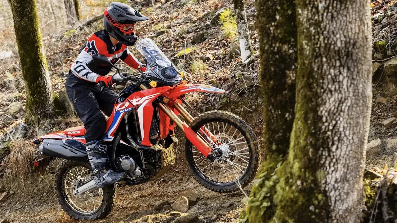 Enduro co to? Poznaj fascynujący świat sportów motocyklowych i rowerowych