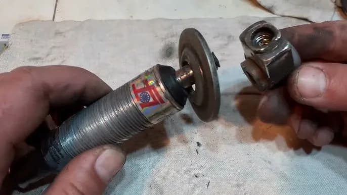 Jak rozebrać amortyzator motocyklowy - uniknij kosztownych błędów